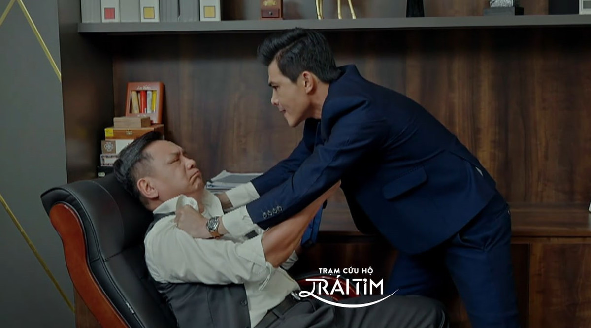 Trong tập 10 lên sóng tối 1/4, trường đoạn Nghĩa (Quang Sự) lật bài ngửa với bố vợ (NSƯT Phạm Cường) khiến người xem bức xúc. Phần lớn khán giả dành lời khen cho diễn xuất quá ấn tượng của hai diễn viên. Ảnh: Vietnamnet