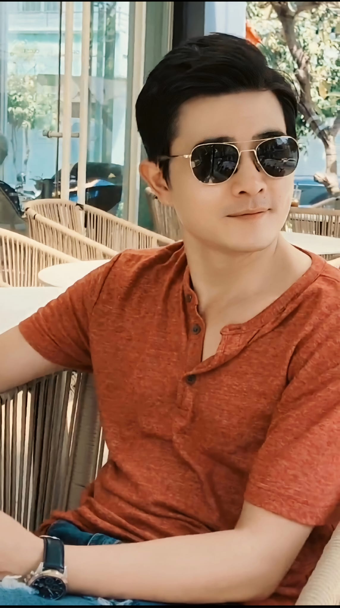 Anh không cố ý giấu chuyện đời tư, bạn bè thân thiết đều biết về cuộc sống cá nhân của anh. Ảnh: FBNV