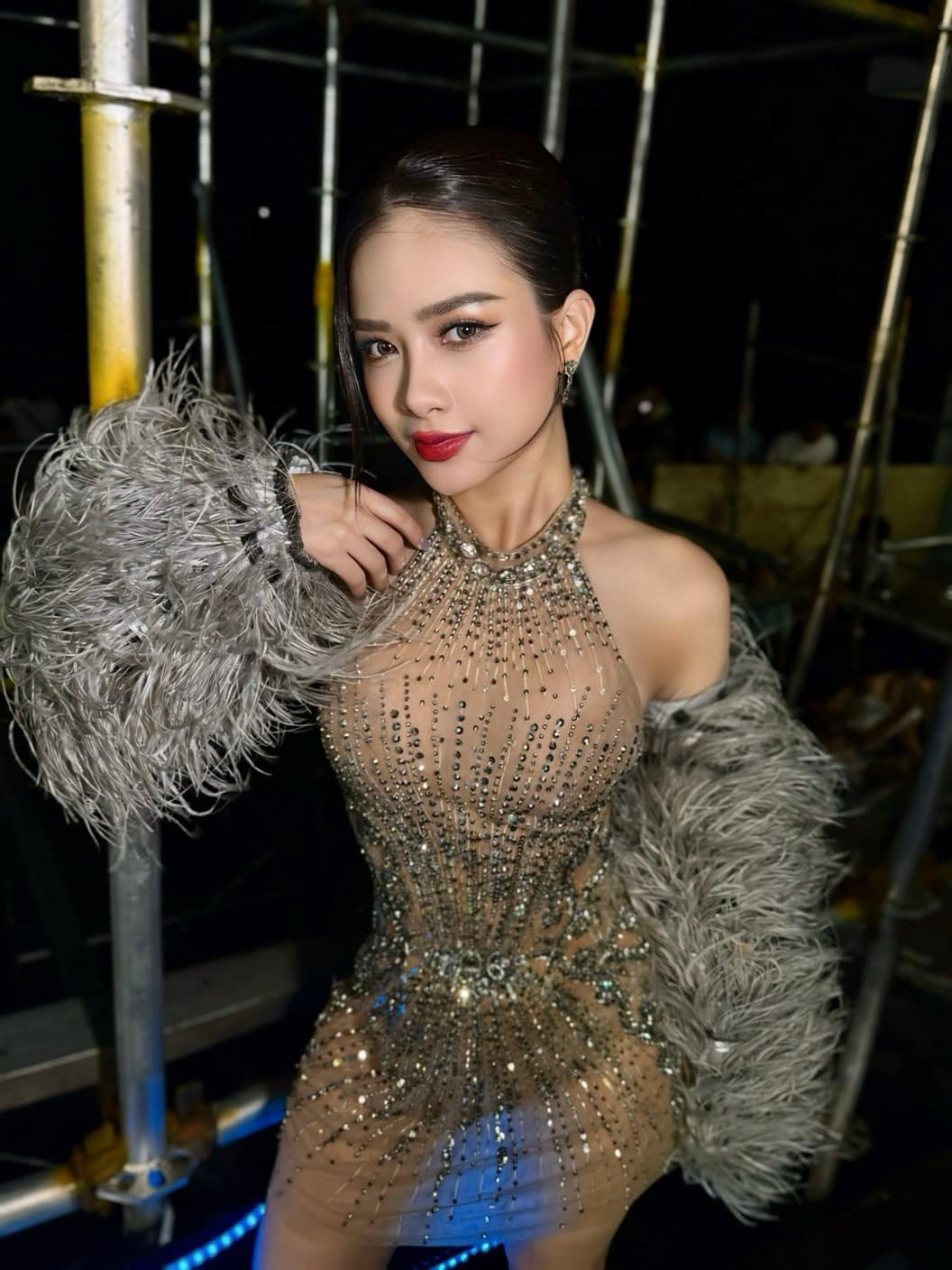 Ca sĩ Dương Hoàng Yến viết: "Em sẽ đứng đây cho anh ngắm. Bao giờ say đắm thì nói em nghe".