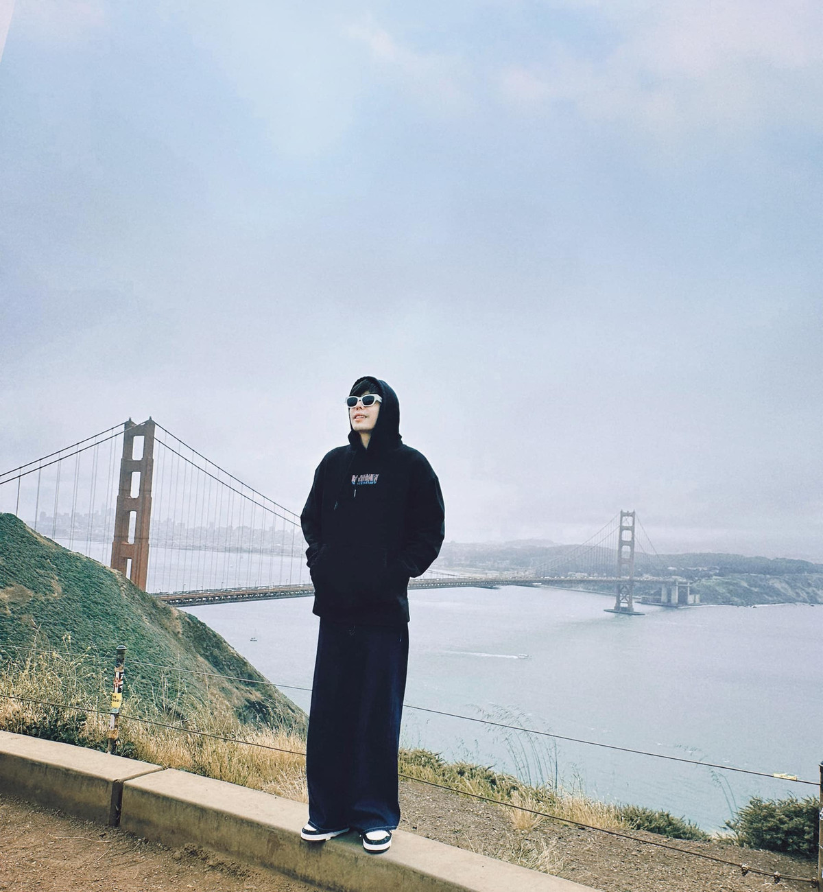 Ca sĩ Trịnh Thăng Bình tạo dáng ở San Francisco, California, Mỹ.