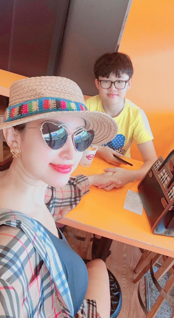 Vân Hugo đưa con đi du lịch: "Hãy có một mùa hè xinh đẹp nào".