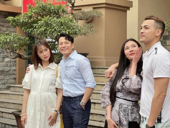 Thuý Diễm nói về cái kết phim "Trạm cứu hộ trái tim": "Qua mấy năm sau rồi, nhà ai nấy về êm ấm chưa? Có đôi có cặp đủ chưa mà 2 anh chị liếc ganh tị tụi tui quá! Tụi tui thì ổn định rồi á".