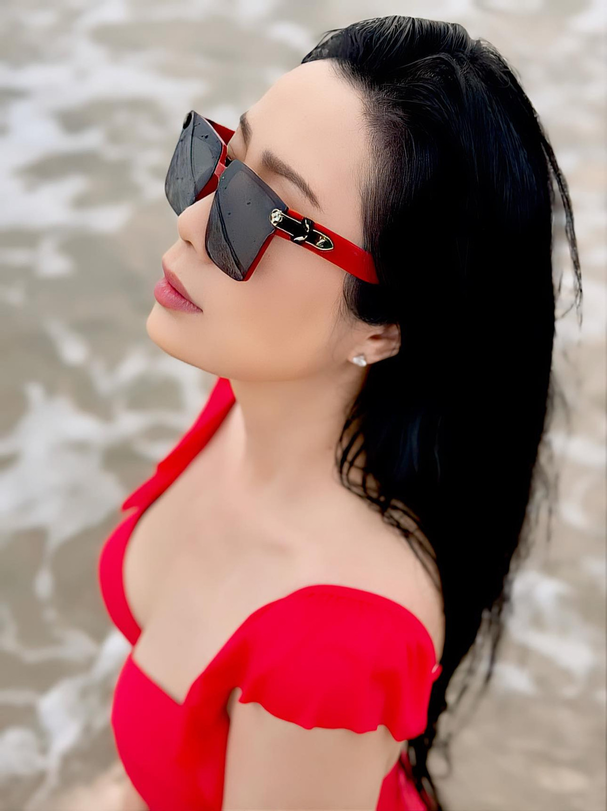 NSND Trịnh Kim Chi tuổi 53 tạo dáng gợi cảm ở biển.