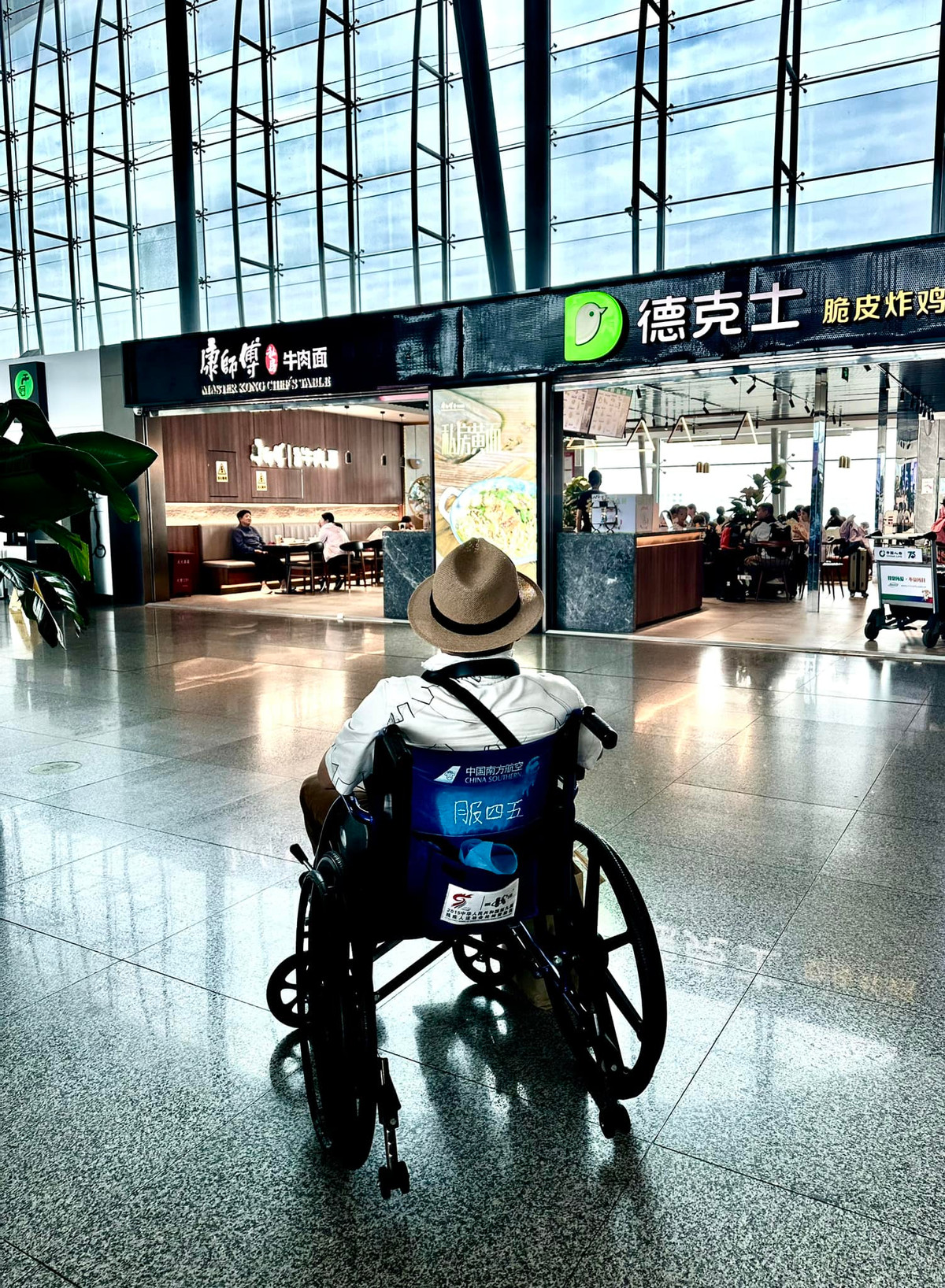 Mới đây, Shark Bình bất ngờ đăng ảnh ngồi xe lăn giữa sân bay khiến nhiều người quan tâm. Vị doanh nhân cho biết mình không may bị bong gân khi đang đi nước ngoài. Ảnh: FB Nguyen Hoa Binh