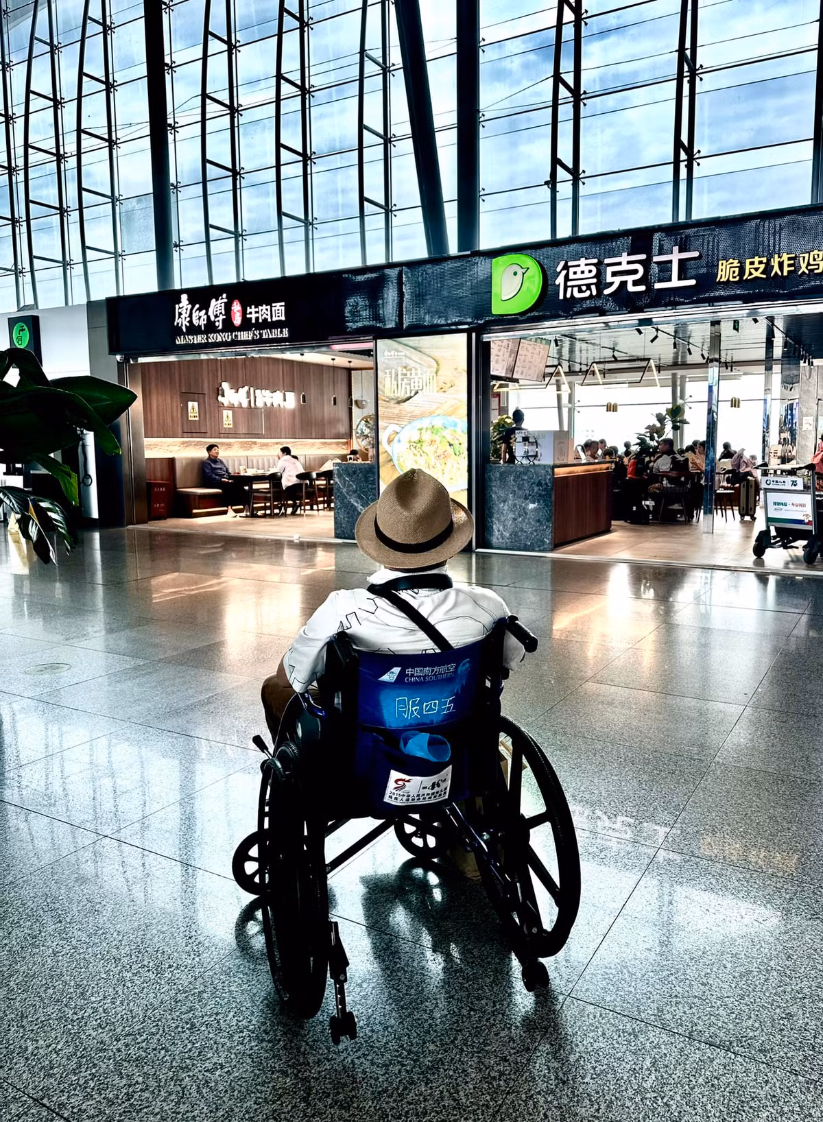 Mới đây, Shark Bình bất ngờ đăng ảnh ngồi xe lăn giữa sân bay khiến nhiều người quan tâm. Vị doanh nhân cho biết mình không may bị bong gân khi đang đi nước ngoài. Ảnh: FB Nguyen Hoa Binh