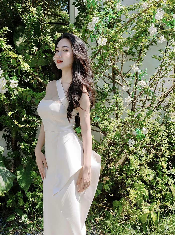 Người đẹp 23 tuổi sở hữu làn da trắng mịn màn, vóc dáng đẹp và khuôn mặt xinh xắn. (Ảnh: FB Thanh Huế)
