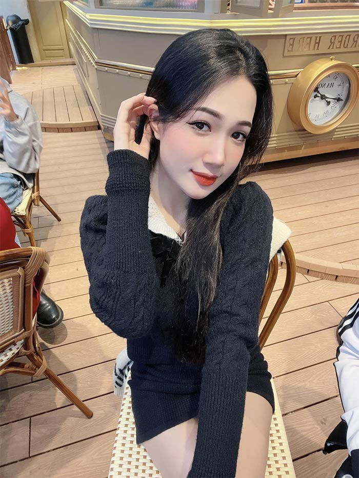 Trước đó cô từng học diễn viên Múa tại Học viện Múa Quốc gia Việt Nam 3 năm và từng đoạt giải người đẹp ấn tượng Học sinh Sinh viên Thanh lịch năm 2017. (Ảnh: FB Thanh Huế)