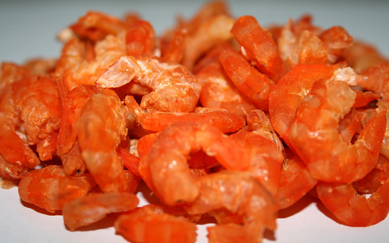 Tôm khô Vinh Kim là đặc sản nổi tiếng của huyện Cầu Ngang, Trà Vinh. Tôm khô có thịt chắc, ngọt, thơm, được chế biến từ những con tôm tươi ngon nhất. Tôm khô Vinh Kim thường được dùng để nấu canh, xào hoặc làm gỏi. Ảnh: Bách hoá Xanh