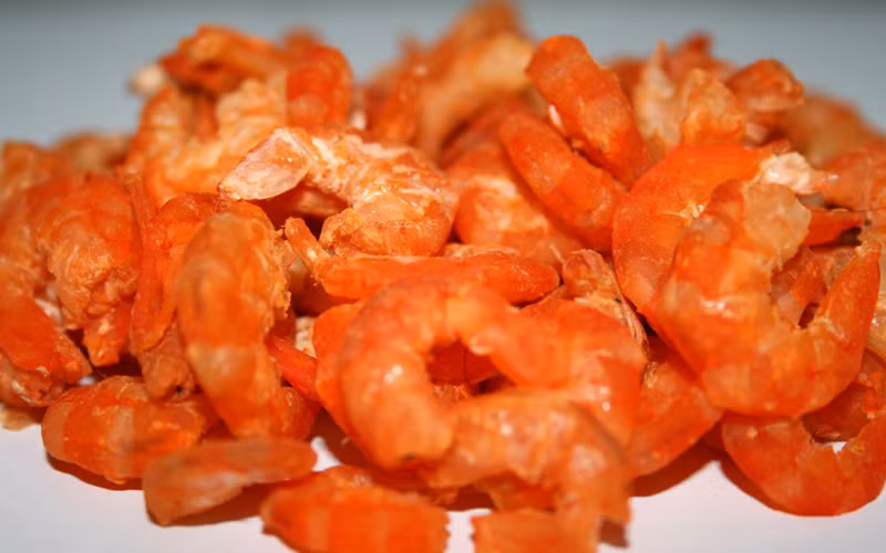 Tôm khô Vinh Kim là đặc sản nổi tiếng của huyện Cầu Ngang, Trà Vinh. Tôm khô có thịt chắc, ngọt, thơm, được chế biến từ những con tôm tươi ngon nhất. Tôm khô Vinh Kim thường được dùng để nấu canh, xào hoặc làm gỏi. Ảnh: Bách hoá Xanh