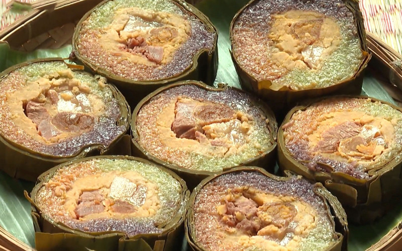 Bánh tét Trà Cuôn là một đặc sản trứ danh của Trà Vinh. Nơi đây có hẳn một địa danh làm bánh tét quanh năm đó là Trà Cuôn. Bánh tét thơm dẻo và có nhân đa dạng, béo ngậy đậm đà. Ảnh: Bách hoá Xanh