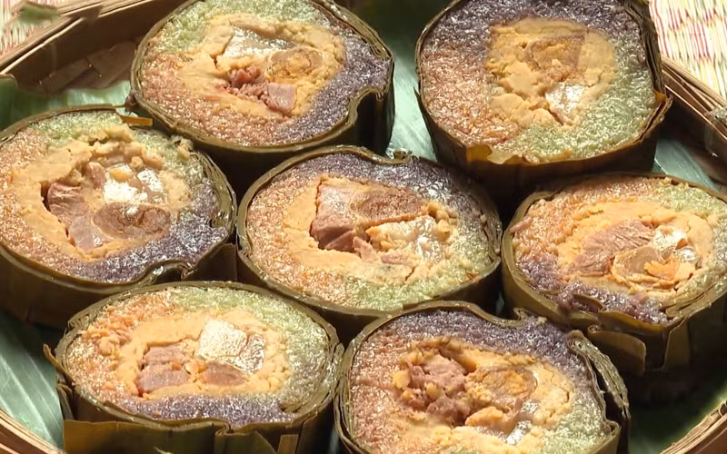 Bánh tét Trà Cuôn là một đặc sản trứ danh của Trà Vinh. Nơi đây có hẳn một địa danh làm bánh tét quanh năm đó là Trà Cuôn. Bánh tét thơm dẻo và có nhân đa dạng, béo ngậy đậm đà. Ảnh: Bách hoá Xanh