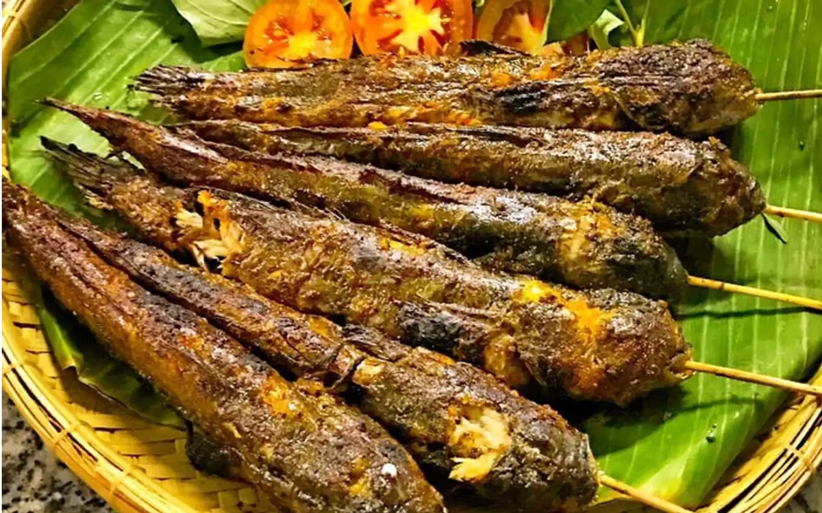 Khi nhắc đến ẩm thực Trà Vinh, không thể không nhắc đến món loi choi sả ớt. Thực tế, loi choi có hình dạng giống chiếc đũa, với chiều dài chỉ khoảng 20 cm. Người ta có thể chế biến loi choi thành nhiều món, nhưng món được coi là đặc sản Trà Vinh và được nhiều người yêu thích nhất là loi choi sả ớt. Ảnh: Traveloka