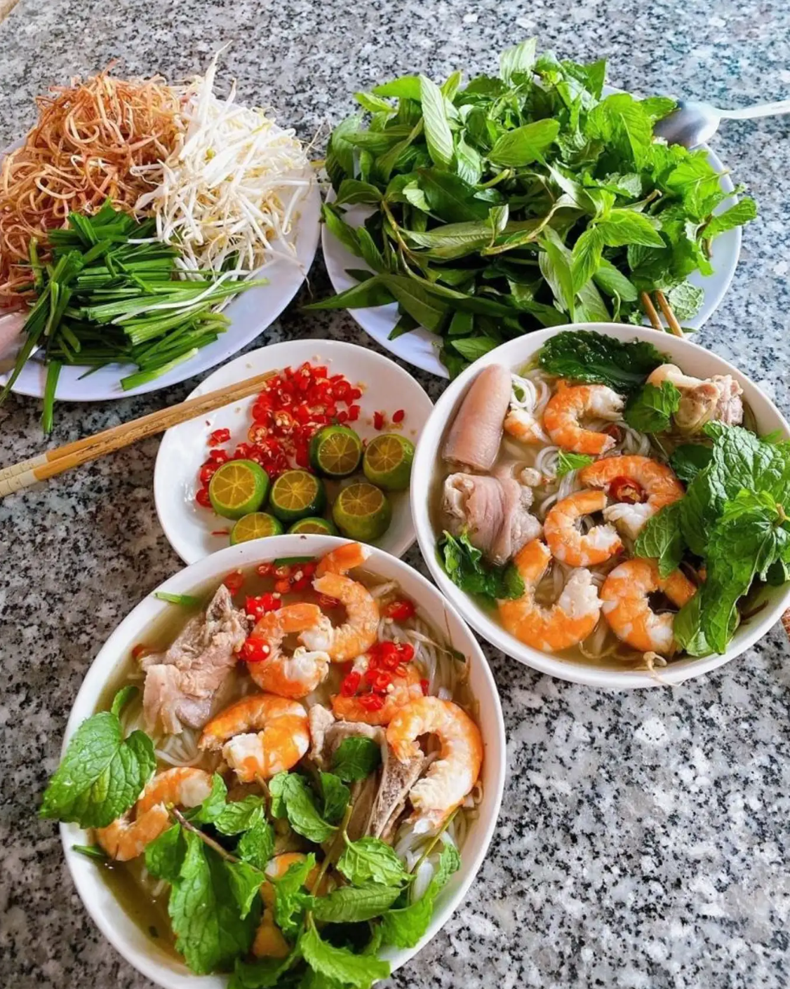 Món ăn mở đầu cho hành trình khám phá ẩm thực Trà Vinh không thể bỏ qua chính là bún nước lèo. Với nước lèo thanh ngọt, đậm đà hương vị cá, tôm, kết hợp cùng thịt heo quay mềm thơm, bò hóc dai ngon và rau sống, bún nước lèo mang đến một trải nghiệm ẩm thực khó quên. Ảnh: @trinhrubi