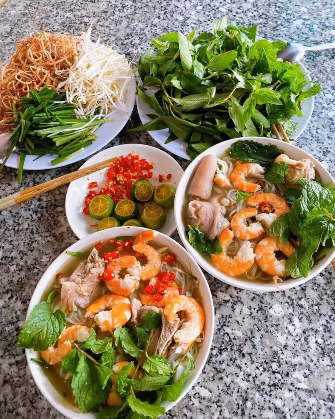 Món ăn mở đầu cho hành trình khám phá ẩm thực Trà Vinh không thể bỏ qua chính là bún nước lèo. Với nước lèo thanh ngọt, đậm đà hương vị cá, tôm, kết hợp cùng thịt heo quay mềm thơm, bò hóc dai ngon và rau sống, bún nước lèo mang đến một trải nghiệm ẩm thực khó quên. Ảnh: @trinhrubi