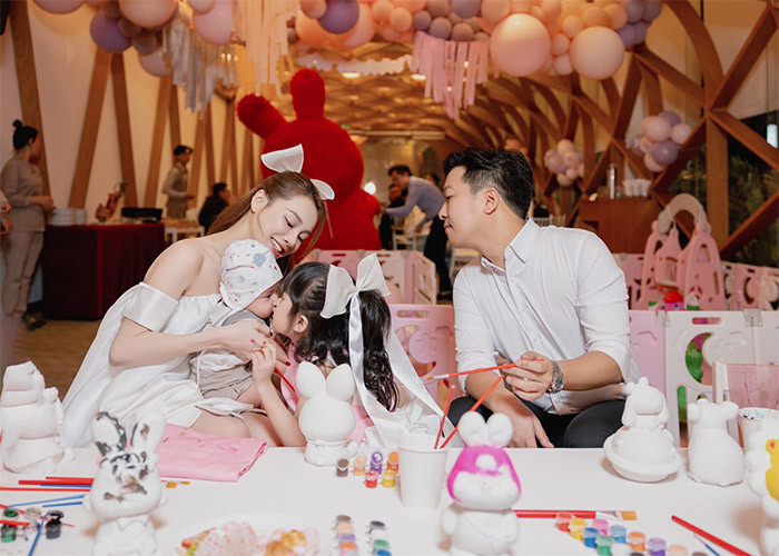 Cả hai đang tận hưởng cuộc sống hạnh phúc bên hai con đủ nếp, tẻ. (Ảnh: FB Nhã Phương)