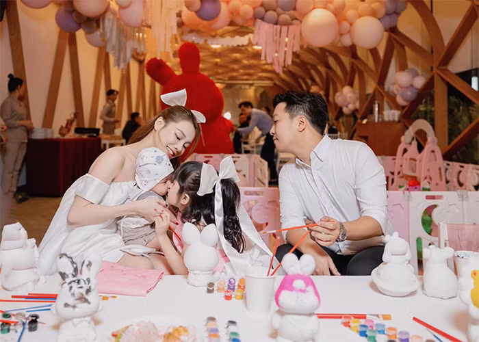 Cả hai đang tận hưởng cuộc sống hạnh phúc bên hai con đủ nếp, tẻ. (Ảnh: FB Nhã Phương)