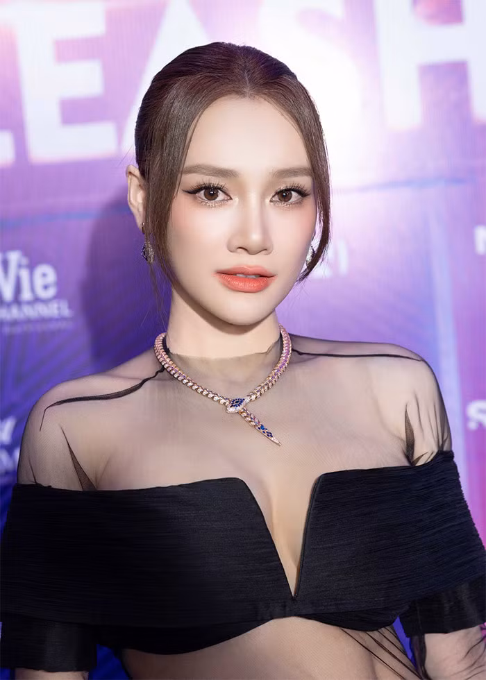 Nữ diễn viên "Vừa đi vừa khóc" tập yoga, chạy bộ, múa theo nhạc và ăn giảm tinh bột, hạn chế ăn vặt, sử dụng nhiều khoai lang, trái cây, rau xanh để có được vóc dáng như hiện tại. (Ảnh: FB Nhã Phương)