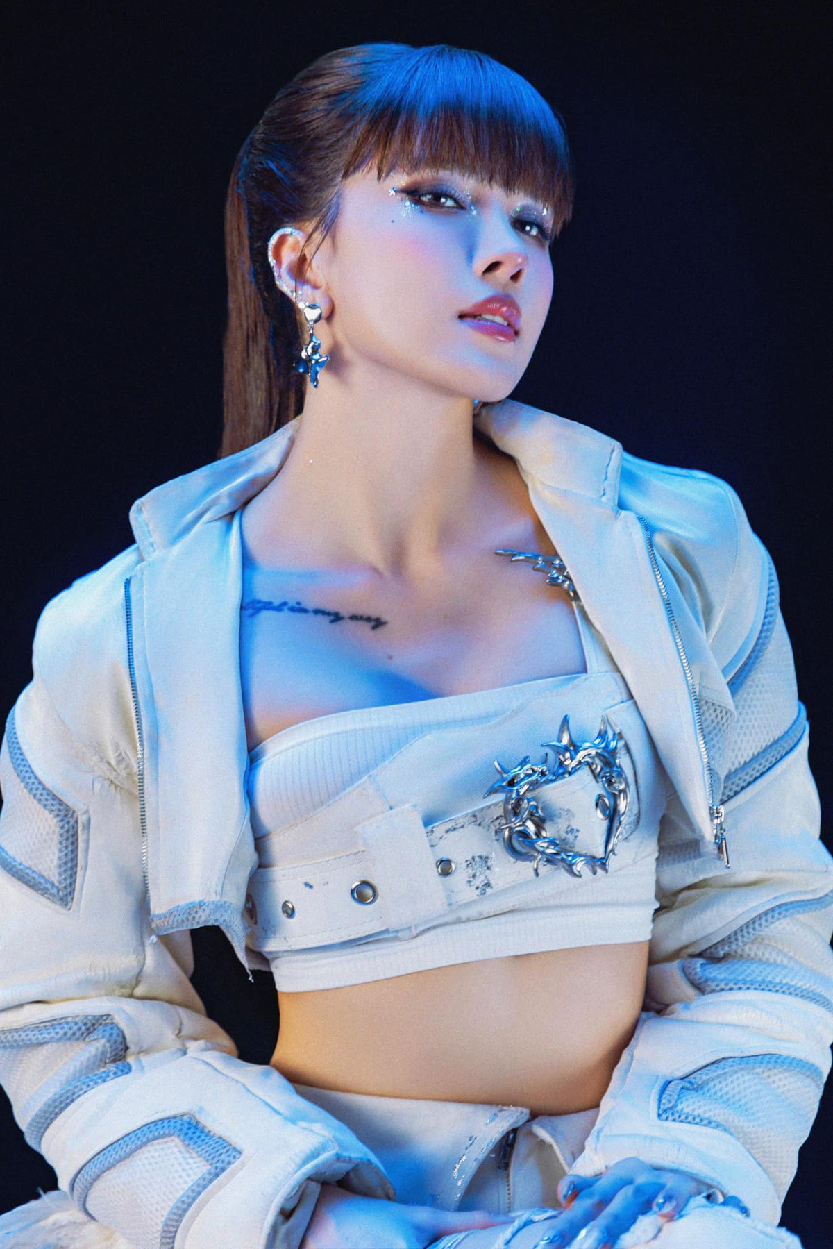 Gương mặt khác biệt, sống mũi cao hơn hẳn so với trước đây của Thiều Bảo Trâm khiến nhiều người tin rằng cô nàng đã phẫu thuật thẩm mỹ. Ảnh: FB Thiều Bảo Trâm