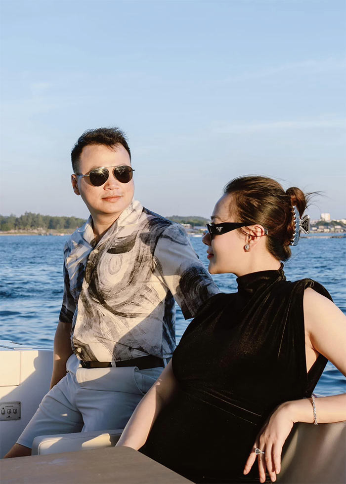 Hai vợ chồng Phương Oanh - Shark Bình được khen ngày càng đẹp đôi.