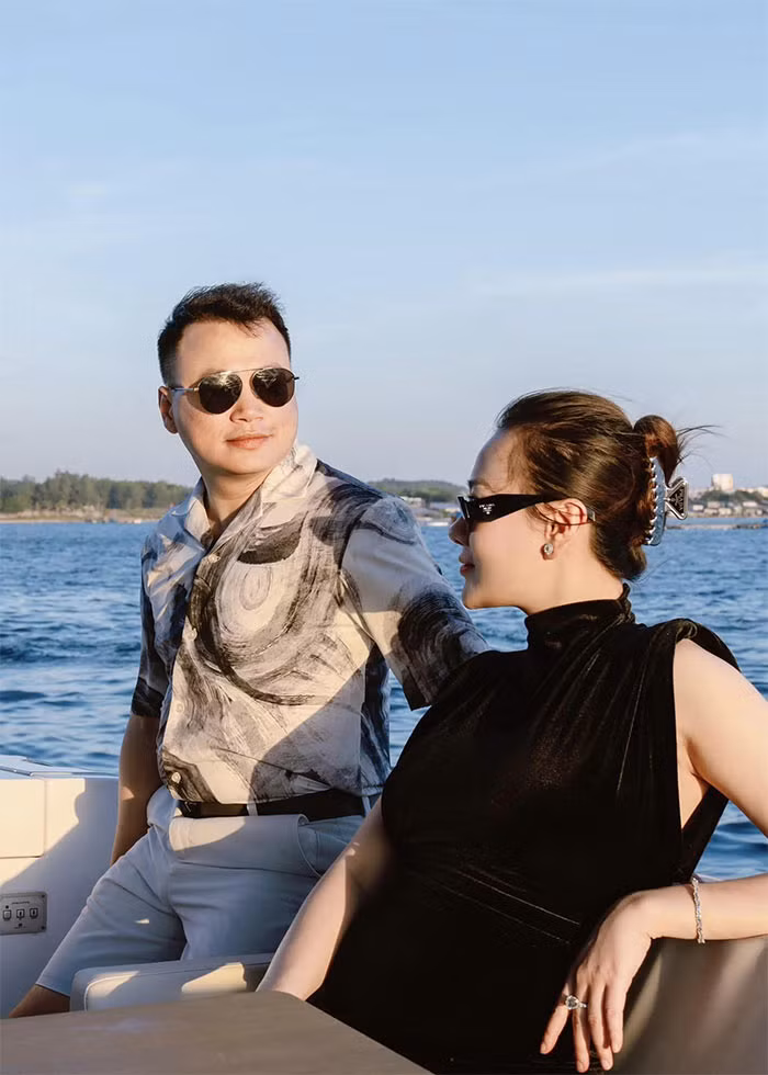 Hai vợ chồng Phương Oanh - Shark Bình được khen ngày càng đẹp đôi.