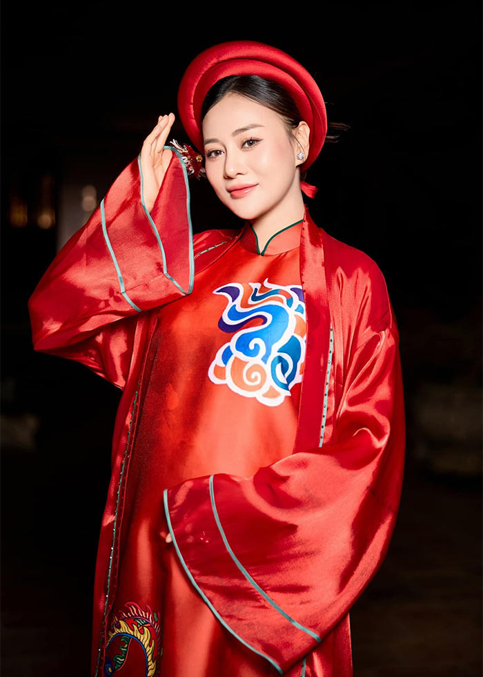 Mang thai ở tháng thứ 5, bà bầu Phương Oanh đảm nhận vị trí vedette cho buổi giới thiệu bộ sưu tập áo dài của Hoa hậu Ngọc Hân, tại Văn Miếu Quốc Tử Giám hồi đầu tháng 1/2024.