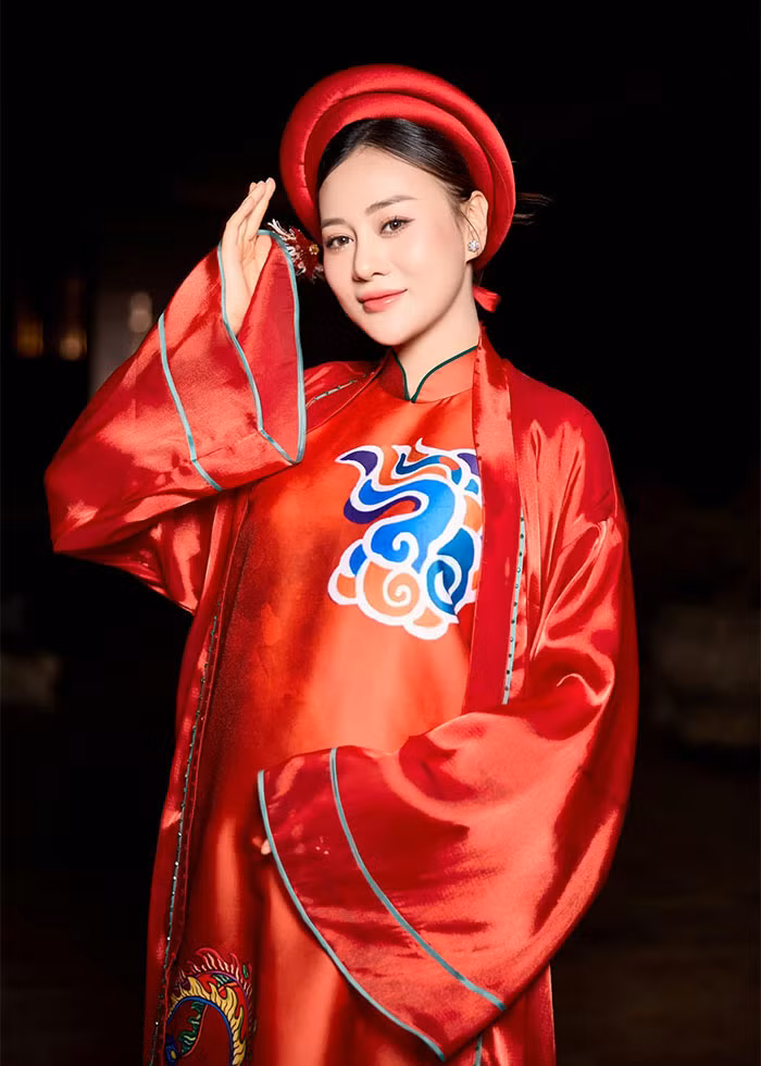 Mang thai ở tháng thứ 5, bà bầu Phương Oanh đảm nhận vị trí vedette cho buổi giới thiệu bộ sưu tập áo dài của Hoa hậu Ngọc Hân, tại Văn Miếu Quốc Tử Giám hồi đầu tháng 1/2024.