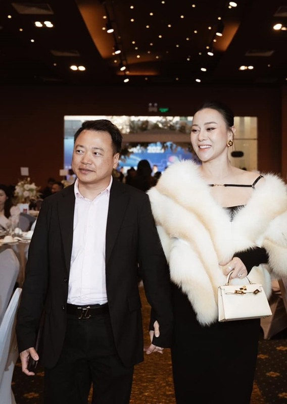 Cô ôm bụng bầu đi dự sự kiện tất niên của công ty chồng.