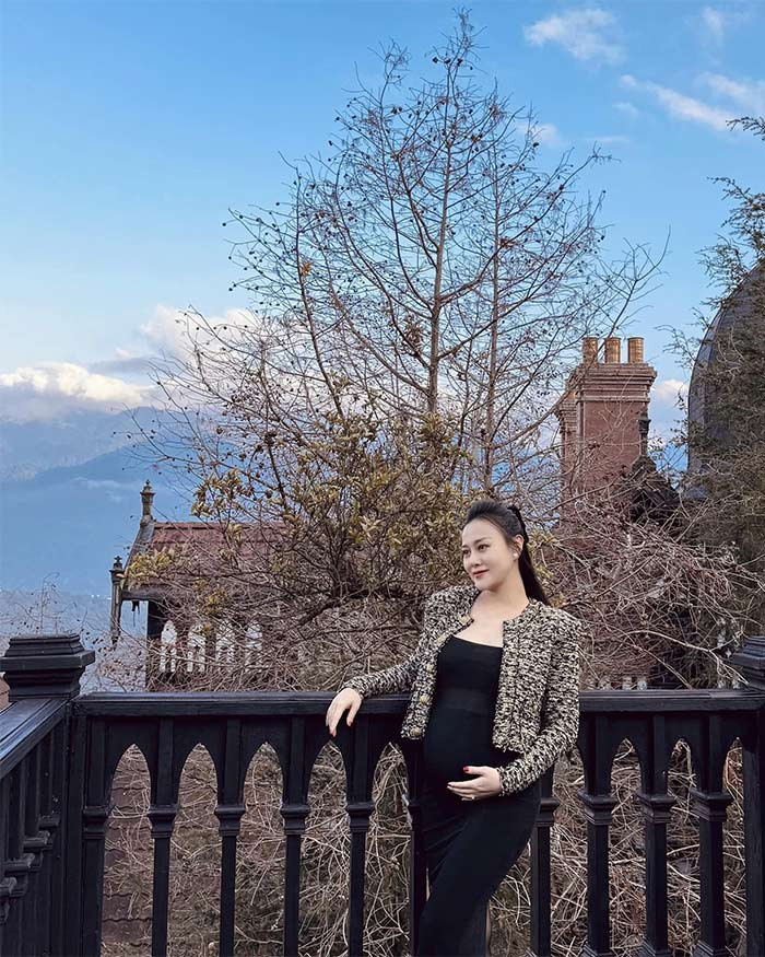 Mang thai nhưng nhan sắc của Phương Oanh không hề thay đổi ngoại trừ vòng hai lùm lùm.