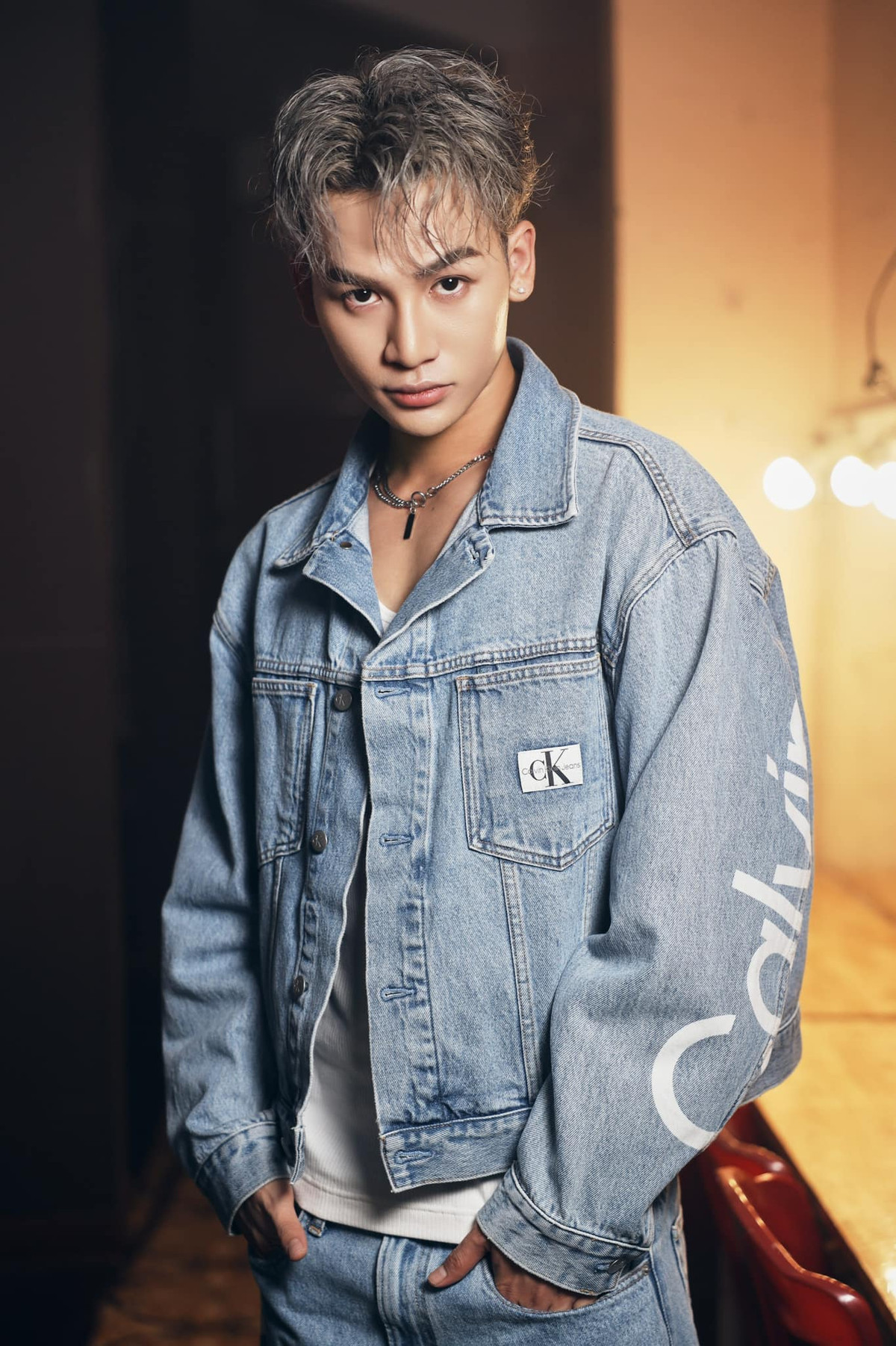 Năm 2021, Ali Hoàng Dương được người anh thân thiết Trấn Thành gửi gắm thể hiện ca khúc trong nhạc phim Bố già. Cùng sự thành công của phim, tên tuổi Ali được nhiều khán giả biết đến hơn. Đây có thể nói là bước ngoặt lớn, thúc đẩy sự nghiệp của giọng ca sinh năm 1996. Ảnh: FB Ali Hoàng Dương