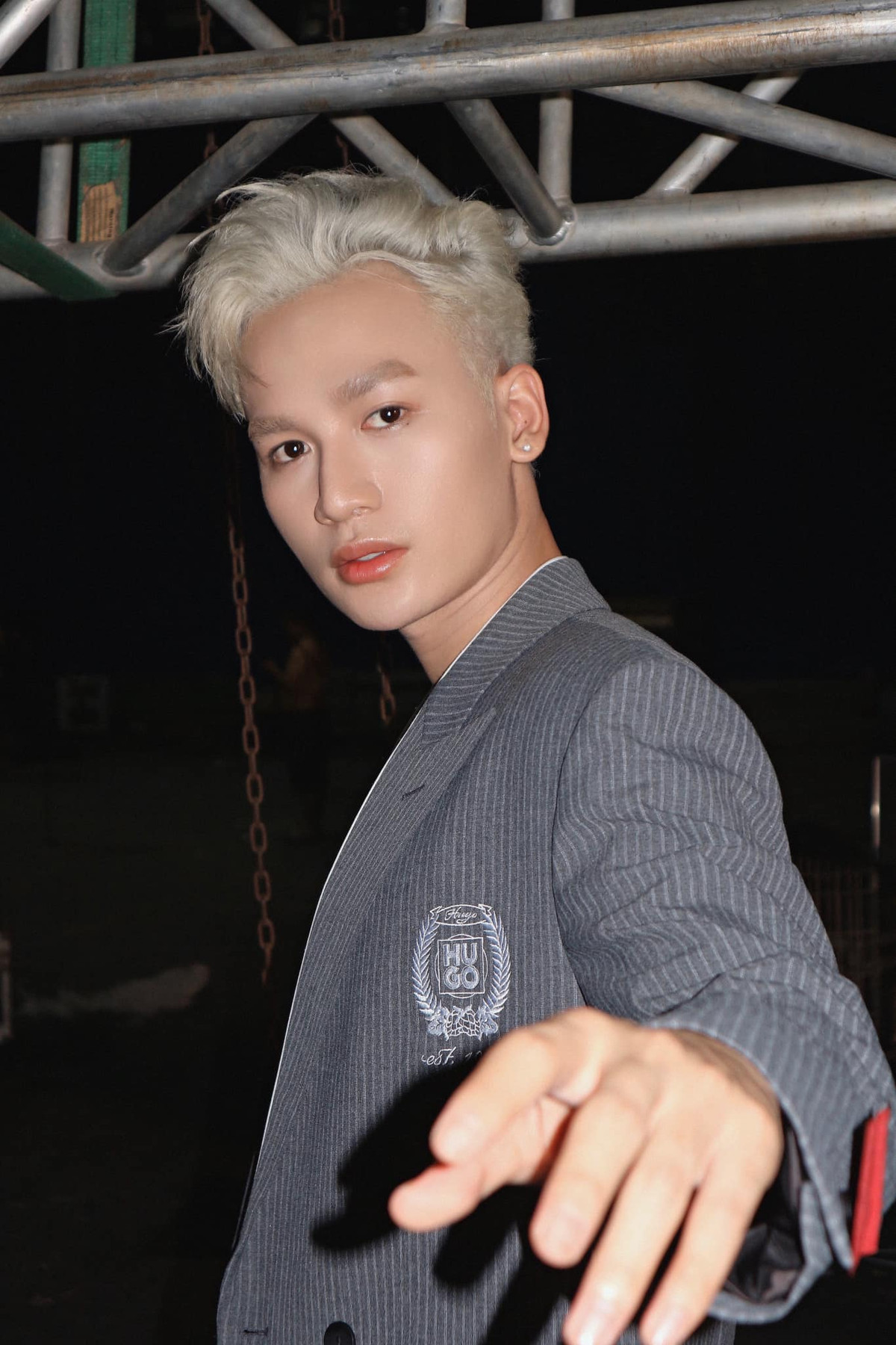 Không chỉ có ngoại hình sáng, Ali Hoàng Dương còn sở hữu giọng hát đẹp, nội lực và kỹ năng vũ đạo, trình diễn mà cả các vũ công chuyên nghiệp cũng khen ngợi. Ảnh: FB Ali Hoàng Dương