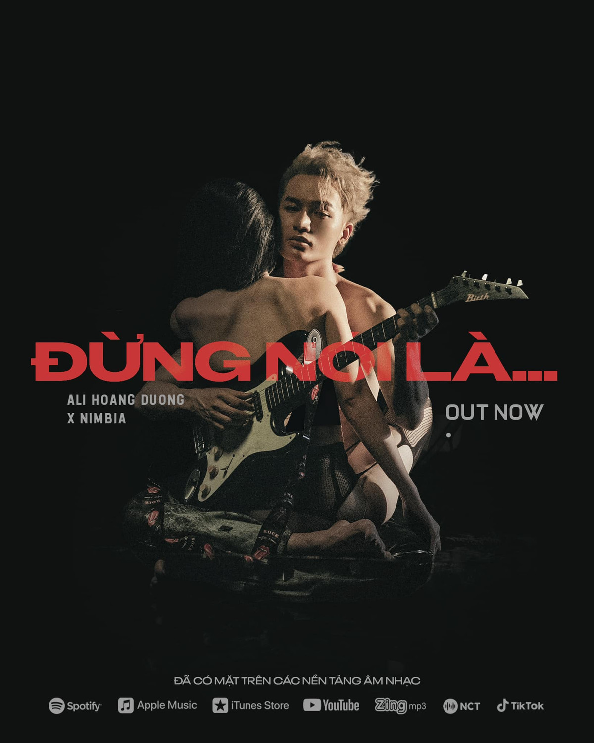 Mới đây, Ali Hoàng Dương đã cho ra mắt MV "Đừng nói là…". MV do đạo diễn Kiên Ứng thực hiện với phần âm nhạc do Nimbia phụ trách. Ngay từ phân cảnh mở đầu, MV gây tò mò với việc dán nhãn 18+. Ảnh: FB Ali Hoàng Dương