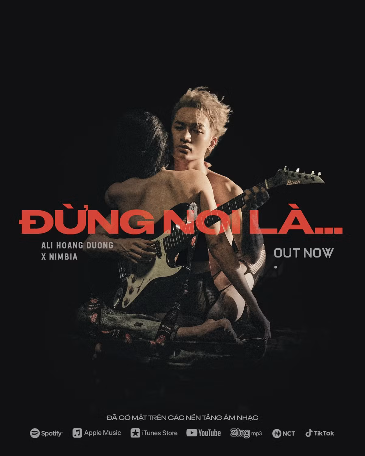 Mới đây, Ali Hoàng Dương đã cho ra mắt MV "Đừng nói là…". MV do đạo diễn Kiên Ứng thực hiện với phần âm nhạc do Nimbia phụ trách. Ngay từ phân cảnh mở đầu, MV gây tò mò với việc dán nhãn 18+. Ảnh: FB Ali Hoàng Dương