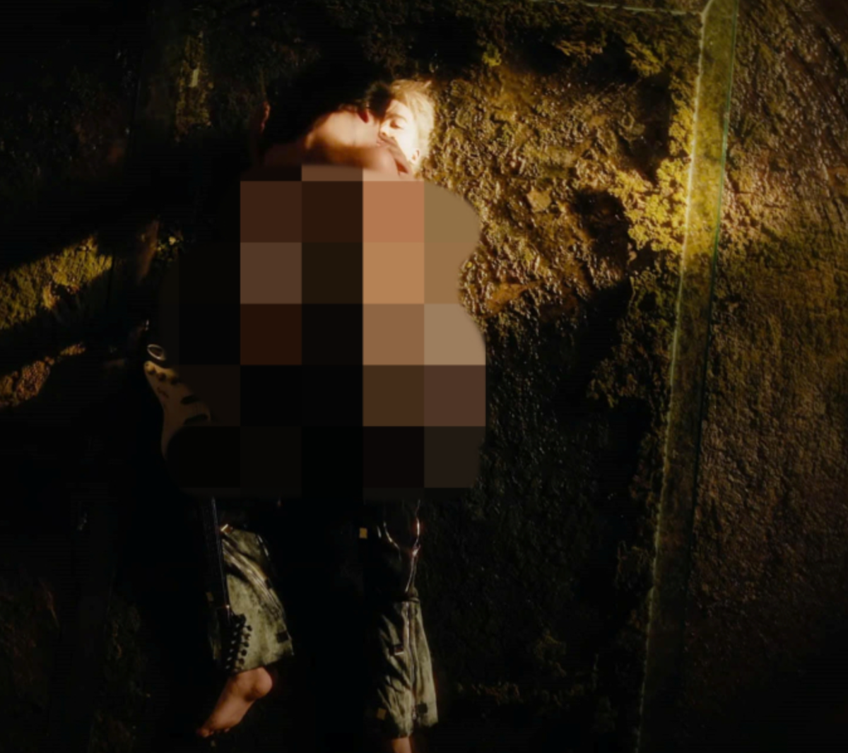 Khán giả lập tức có phản ứng tiêu cực trước những cảnh quay của MV này. Không ít người cho rằng Ali Hoàng Dương cố tình gây sốc để thu hút sự chú ý, đặc biệt khi quãng thời gian qua anh khá chật vật trong việc khẳng định bản thân thông qua các sản phẩm âm nhạc của mình. Ảnh chụp màn hình