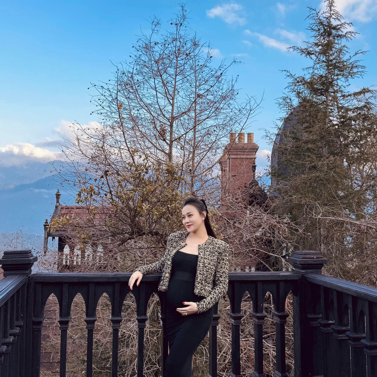 Thỉnh thoảng, nữ diễn viên cũng góp mặt trong một số sự kiện giải trí như diễn thời trang cho Hoa hậu Ngọc Hân, quay dự án phim ngắn… Shark Bình luôn là người đồng hành và chăm sóc vợ mỗi khi vợ tham gia các sự kiện.