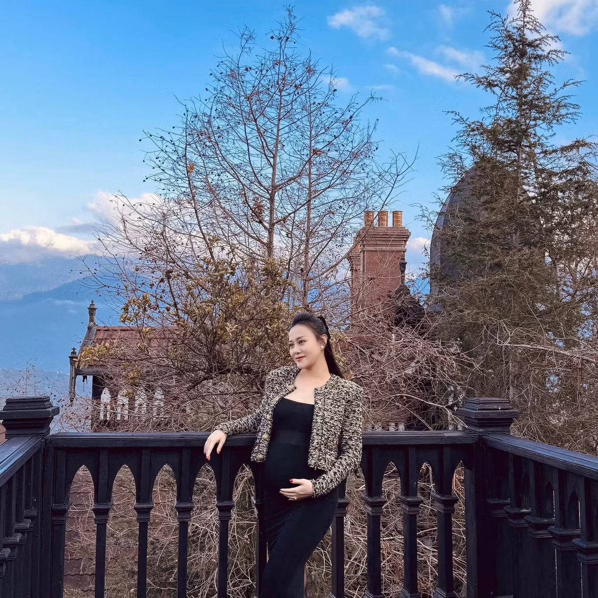 Thỉnh thoảng, nữ diễn viên cũng góp mặt trong một số sự kiện giải trí như diễn thời trang cho Hoa hậu Ngọc Hân, quay dự án phim ngắn… Shark Bình luôn là người đồng hành và chăm sóc vợ mỗi khi vợ tham gia các sự kiện.