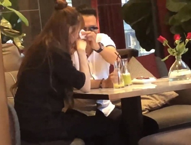 Trong thời kỳ hôn nhân với Hương Trần, Việt Anh vướng nghi vấn tình cảm với Quế Vân khi nữ người mẫu đăng ảnh tình tứ cùng nam diễn viên kèm chia sẻ: "Đẹp không cả nhà". Vợ Việt Anh lập tức có những dòng gay gắt trên trang cá nhân.