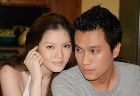 Thời điểm Việt Anh kết thúc cuộc hôn nhân đầu tiên, anh vướng tin đồn hẹn hò với bạn diễn trong bộ phim "Gió nghịch mùa" - Lý Nhã Kỳ. Tuy nhiên, cả hai đều lên tiếng phủ nhận.