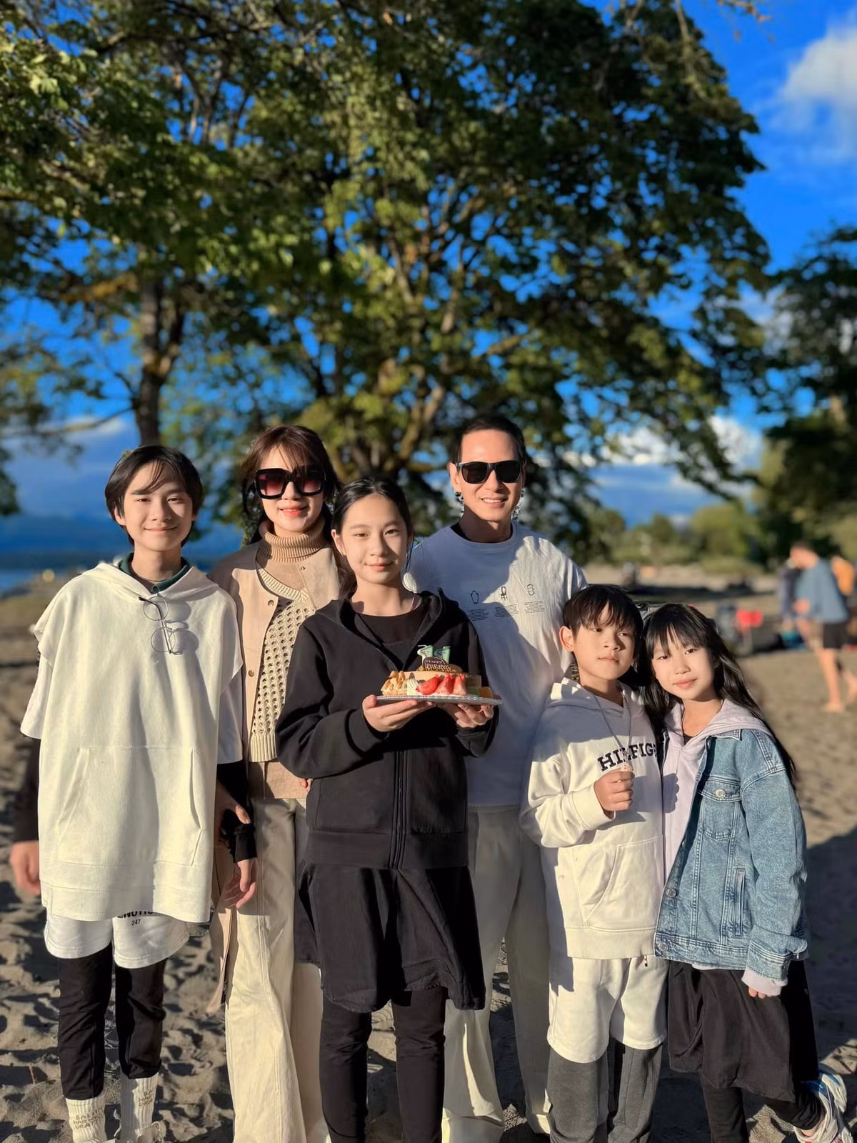 Nhắc đến những gia đình kiểu mẫu trong showbiz Việt, không thể không kể đến gia đình của Lý Hải và Minh Hà. Cặp đôi này đã kết hôn được 10 năm và có 4 nhóc tì kháu khỉnh, đáng yêu.