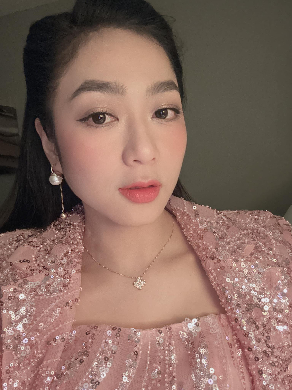 Nữ ca sĩ cũng thay đổi phong cách thời trang, trở nên trẻ trung và năng động hơn.