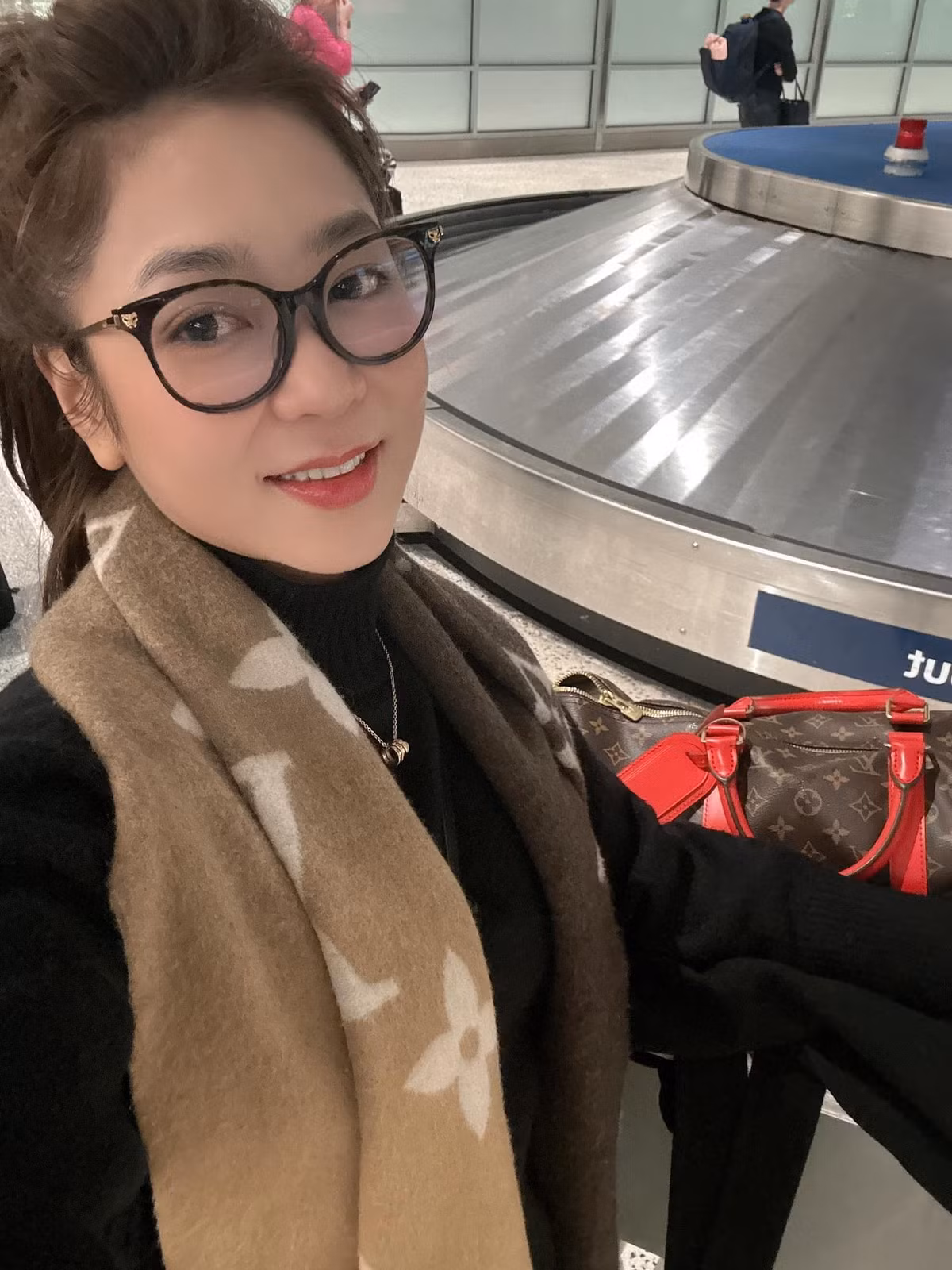 Cô sở hữu làn da trắng mịn màng, không tì vết cùng vóc dáng thon gọn, cân đối.