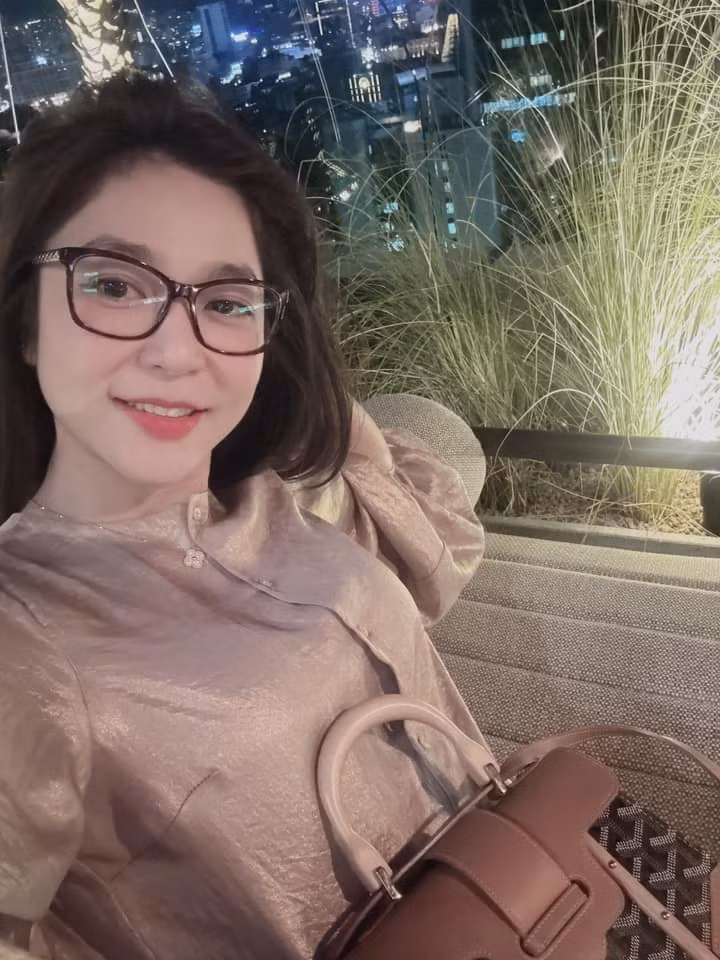 Hà Thanh Xuân tập trung hoàn toàn cho công việc và bản thân. Cô thường xuyên đăng tải những hình ảnh mới trên trang cá nhân, khoe nhan sắc ngày càng thăng hạng.