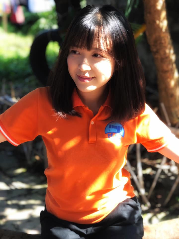 Kim Oanh sinh năm 1993 tại Huế và lớn lên ở Quảng Trị. Cô được biết đến với vai Lan trong "Những cô gái trong thành phố" (ảnh) và sau đó là các phim: "Lửa ấm", "Lối nhỏ vào đời", "Mê cung", "Thương ngày nắng về", "Những nhân viên gương mẫu", "Dưới bóng cây hạnh phúc"...