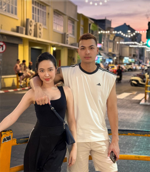 Vũ Tuấn Việt hơn Kim Oanh 1 tuổi đến từ Hải Dương. Anh từng theo học ngành diễn xuất tại trường Đại học Sân khấu - Điện ảnh Hà Nội. Vũ Tuấn Việt giành giải Á quân chương trình Vietnam's Next Top Model 2013. Nam người mẫu cao 1m83, ngoại hình điển trai, lịch lãm. Anh lấn sân sang diễn xuất, từng góp mặt trong một số bộ phim như: "Lạc giới", "Cầu vồng không sắc", "Ba vợ cưới vợ ba", "Lôi Báo", "Người bất tử"... Hiện nam diễn viên góp mặt trong bộ phim truyền hình đang phát sóng trên VTV3 "Trạm cứu hộ trái tim".