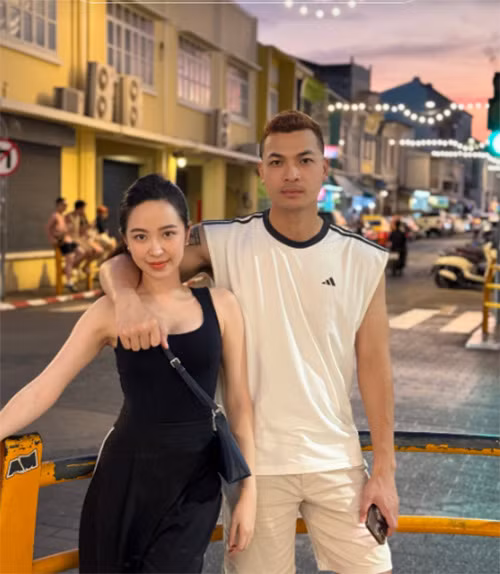 Vũ Tuấn Việt hơn Kim Oanh 1 tuổi đến từ Hải Dương. Anh từng theo học ngành diễn xuất tại trường Đại học Sân khấu - Điện ảnh Hà Nội. Vũ Tuấn Việt giành giải Á quân chương trình Vietnam's Next Top Model 2013. Nam người mẫu cao 1m83, ngoại hình điển trai, lịch lãm. Anh lấn sân sang diễn xuất, từng góp mặt trong một số bộ phim như: "Lạc giới", "Cầu vồng không sắc", "Ba vợ cưới vợ ba", "Lôi Báo", "Người bất tử"... Hiện nam diễn viên góp mặt trong bộ phim truyền hình đang phát sóng trên VTV3 "Trạm cứu hộ trái tim".