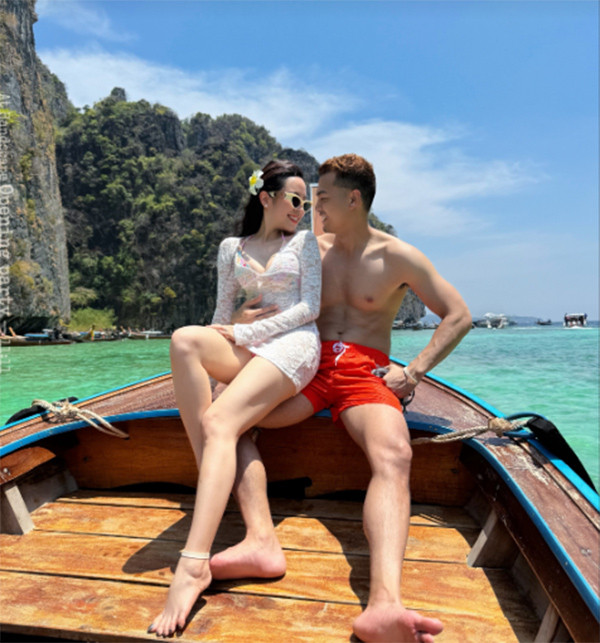 Kim Oanh - Tuấn Việt tình tứ trong kỳ nghỉ trăng mật.