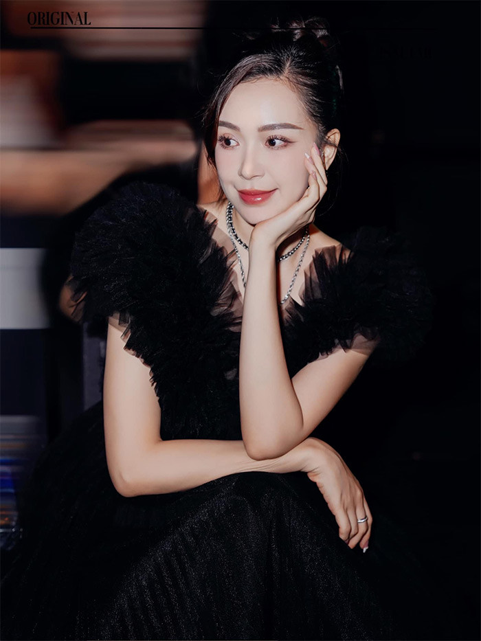 "Anh ấy là người đàn ông của gia đình và tự lập. Đó là những đức tính ở người đàn ông mà tôi tìm kiếm. Điều quan trọng nhất là anh ấy thương tôi", Kim Oanh dành lời khen cho chồng.