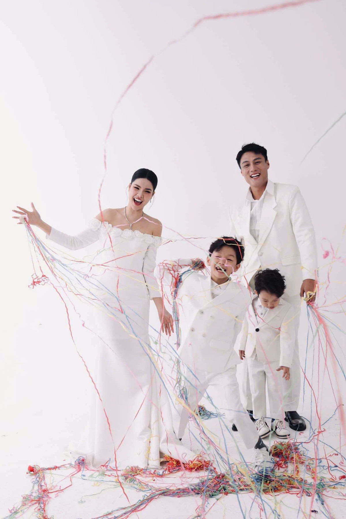 Gia đình Kỳ Hân - Mạc Hồng Quân chụp bộ ảnh kỷ niệm. Ảnh: FB Mạc Quân