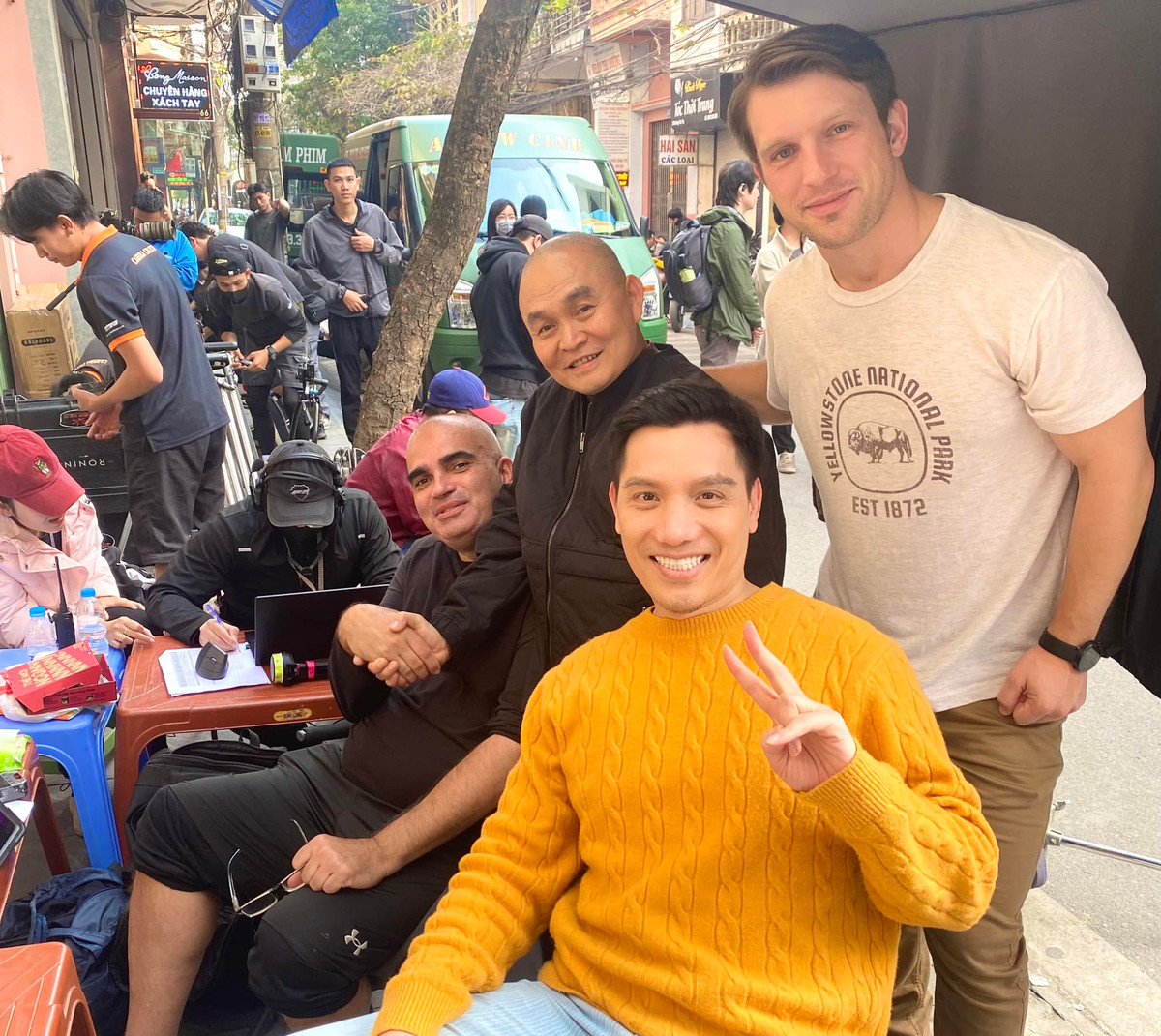 Nghệ sĩ Xuân Hinh đăng ảnh hợp tác với người nước ngoài trong dự án mới. Ảnh: FB Xuân Hinh