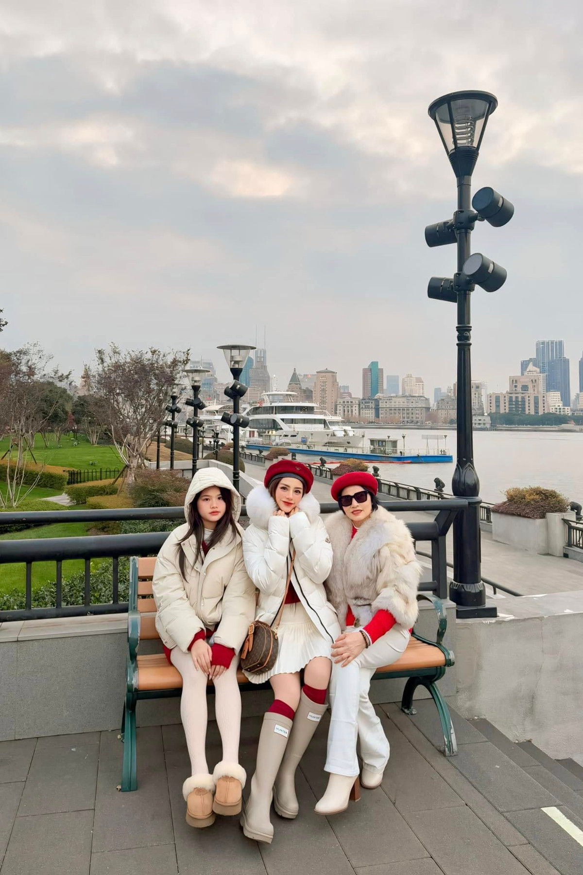 MC Bạch Lan Phương chụp ảnh cùng con gái và mẹ trong chuyến du lịch. Ảnh: FB Bạch Lan Phương