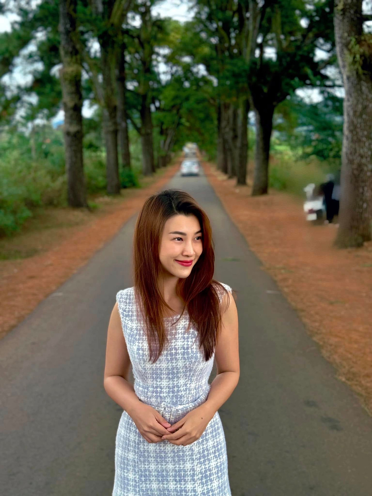 MC Hoàng Oanh chụp ảnh khi đến rừng thông trăm tuổi tại Pleiku. Ảnh: FB Vu Ngoc Hoang Oanh